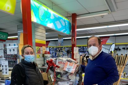 Carlos Daniel Calabria, ganador de la cesta de Navidad en Ferretería Dial.