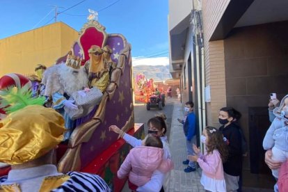Sus Majestades visitando los barrios de Berja esta mañana.