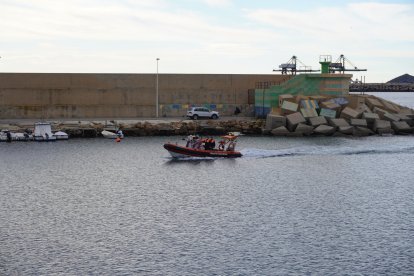Sus majestades accediendo a la inmediaciones del puerto de carboneras en la embarcación de protección civil