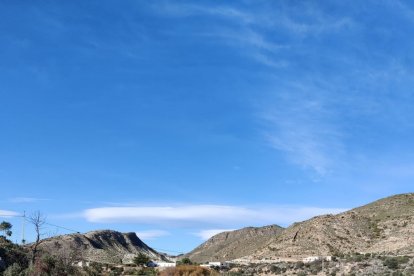 Niños y niñas esperan sus caramelos