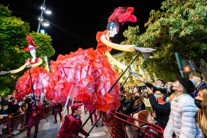 Los almerienses, tras las vallas, no se perdieron la Cabalgata de Reyes.