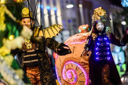 Baile, luces y futurismo en la Cabalgata de Reyes Magos.