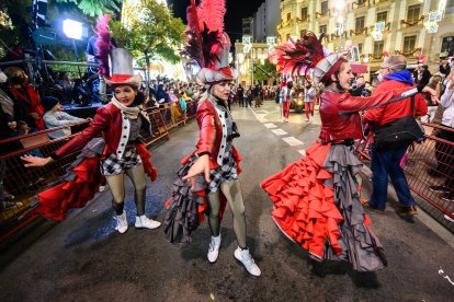 Distintos grupos precedieron a las carrozas de los Reyes Magos.