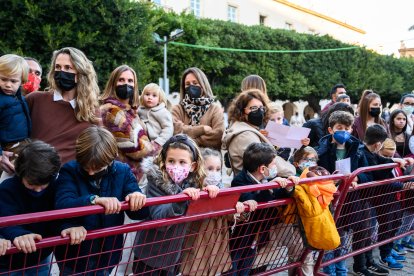 Pequeños y grandes, en la Plaza Vieja antes de la llegada de Sus Majestades.