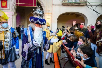 Melchor saluda a los almerienses ante el Ayuntamiento.
