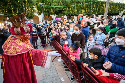 Gaspar, saludando a los más pequeños, en la Plaza Vieja.