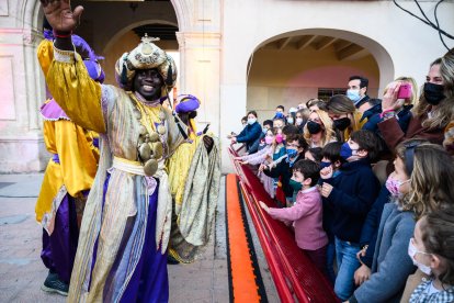 El animado monarca Baltasar, ante la fachada del Ayuntamiento.