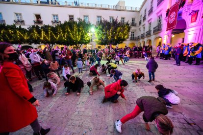 Recogida de caramelos bajo los balcones del Ayuntamiento.