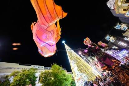 Fantasía y figuras de luz y color para animar la llegada de los Reyes Magos.