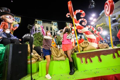 Mascarillas, música en directo y mucha ilusión para la llegada de los Reyes Magos.