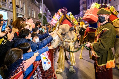 Pequeños y grandes disfrutaron de la visita de Sus Majestades.
