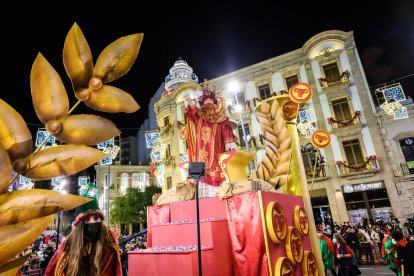 Gaspar saludó a los almerienses desde su carroza.