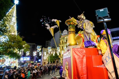 Baltasar, lanzando caramelos a los almerienses.