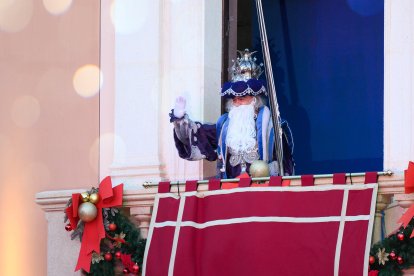 Melchor saluda a los almerienses desde el balcón de la Plaza Vieja.