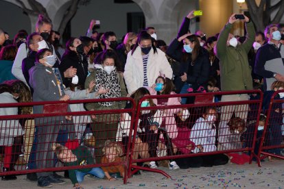 Pequeños y grandes, en la Plaza Vieja recibiendo a Sus Majestades.