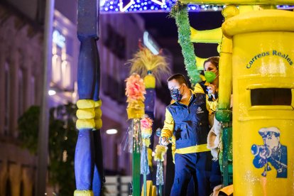 La tradicional carroza de Correos y los carteros no se perdieron el regreso a la Cabalgata.