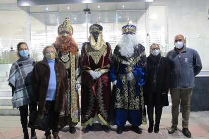 Los Reyes Magos siendo recibidos por las autoridades veratenses.
