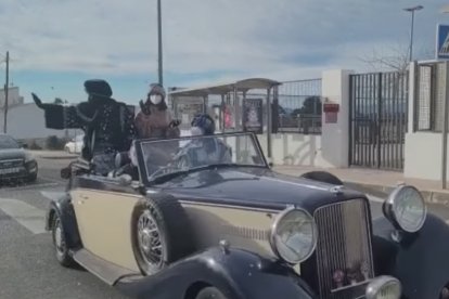 Los Reyes Magos a su paso por la pedanías de Huércal-Overa, en coches clásicos descapotables.