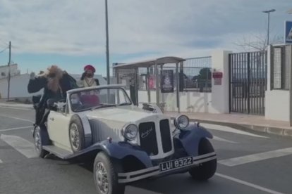 Los Reyes Magos a su paso por la pedanías de Huércal-Overa, en coches clásicos descapotables.
