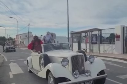 Los Reyes Magos a su paso por la pedanías de Huércal-Overa, en coches clásicos descapotables.
