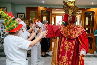 Llevando su magia y su ilusión al Hospital Universitario Torrecárdenas y a la Residencia Santa Teresa Jornet en la capital.