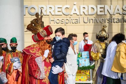 Llevando su magia y su ilusión al Hospital Universitario Torrecárdenas y a la Residencia Santa Teresa Jornet en la capital.