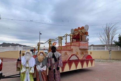 Los Reyes Magos antes de iniciar su ruta por los barrios de Cuevas del Almanzora.