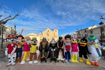 Melchor, Gaspar, Baltasar y numerosos personajes de dibujos animados infantiles, a su llegada a la localidad de María, en Los Vélez.