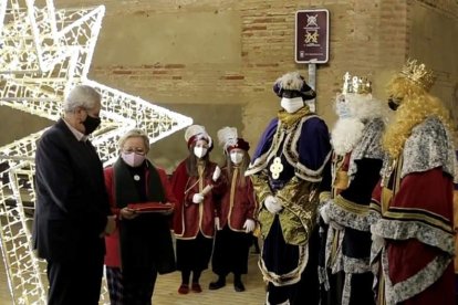 Encuentro de los Reyes Magos con las autoridades de Vera, que le hicieron entrega a Sus Majestades de la llave de la ciudad para dejar los regalos en cada casa.