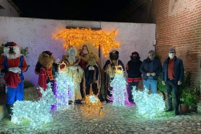 En Fondón los Reyes Magos visitaron a los niños y niñas puerta a puerta.