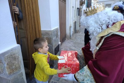 En Fondón los Reyes Magos visitaron a los niños y niñas puerta a puerta.