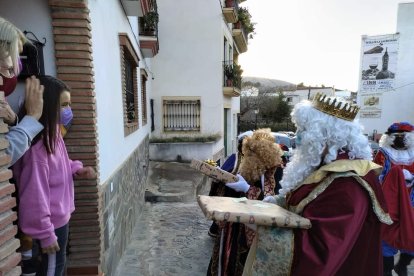 En Fondón los Reyes Magos visitaron a los niños y niñas puerta a puerta.