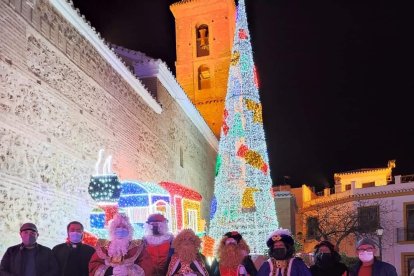 En Fondón los Reyes Magos visitaron a los niños y niñas puerta a puerta.