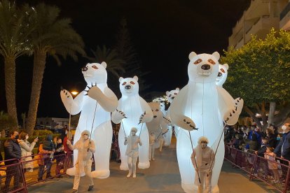 La Cabalgata de los Reyes Magos por las calles de Roquetas de Mar.