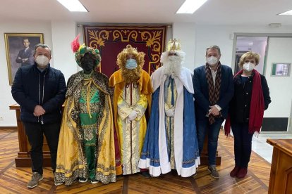 Melchor, Gaspar y Baltasar junto a las autoridades en Pulpí.