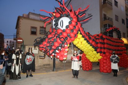 Los Reyes Magos, acompañados de su séquito real y demás carrozas y animación, han recorrido las calles de Adra.