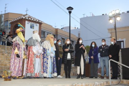 Los Reyes Magos, acompañados de su séquito real y demás carrozas y animación, han recorrido las calles de Adra.