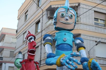 Los Reyes Magos, acompañados de su séquito real y demás carrozas y animación, han recorrido las calles de Adra.