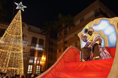 Los Reyes Magos, acompañados de su séquito real y demás carrozas y animación, han recorrido las calles de Adra.