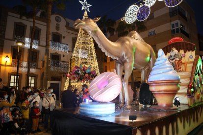 Los Reyes Magos, acompañados de su séquito real y demás carrozas y animación, han recorrido las calles de Adra.