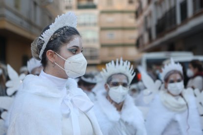 Los Reyes Magos, acompañados de su séquito real y demás carrozas y animación, han recorrido las calles de Adra.