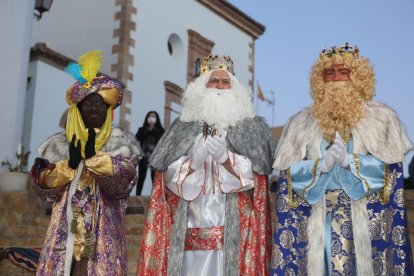 Los Reyes Magos, acompañados de su séquito real y demás carrozas y animación, han recorrido las calles de Adra.