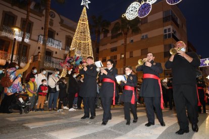 Los Reyes Magos, acompañados de su séquito real y demás carrozas y animación, han recorrido las calles de Adra.
