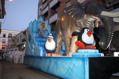 Los Reyes Magos, acompañados de su séquito real y demás carrozas y animación, han recorrido las calles de Adra.