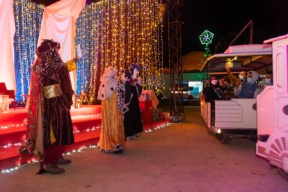 Los Reyes Magos ante el tren que recorrió la cabalgata estática de Vícar.