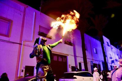 Espectáculo de fuego en las calles de Níjar.