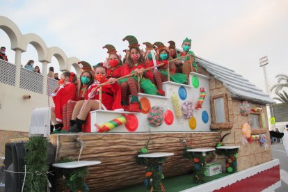 Una de las carrozas a su paso por Vera.