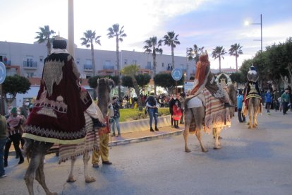 Los Reyes Magos a su paso por las calles de Vera.