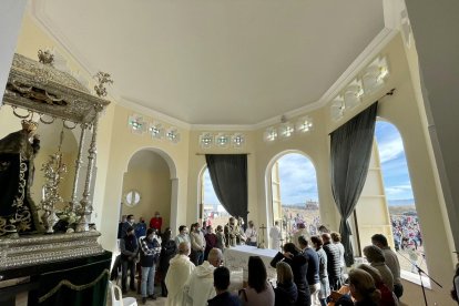 Celebración de la eucaristía en el interior de la ermita de la Virgen del Mar.