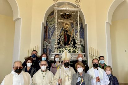 El obispo, junto a la hermana mayor, padres dominicos, el párroco de El Alquián y un grupo de hermanos, a los pies de la Virgen del Mar.